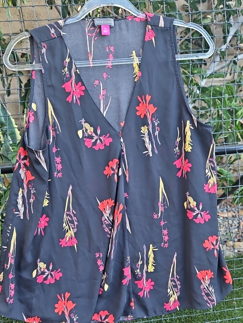 Vince Camuto Black Floral Sleeveless V-Neck Blouse